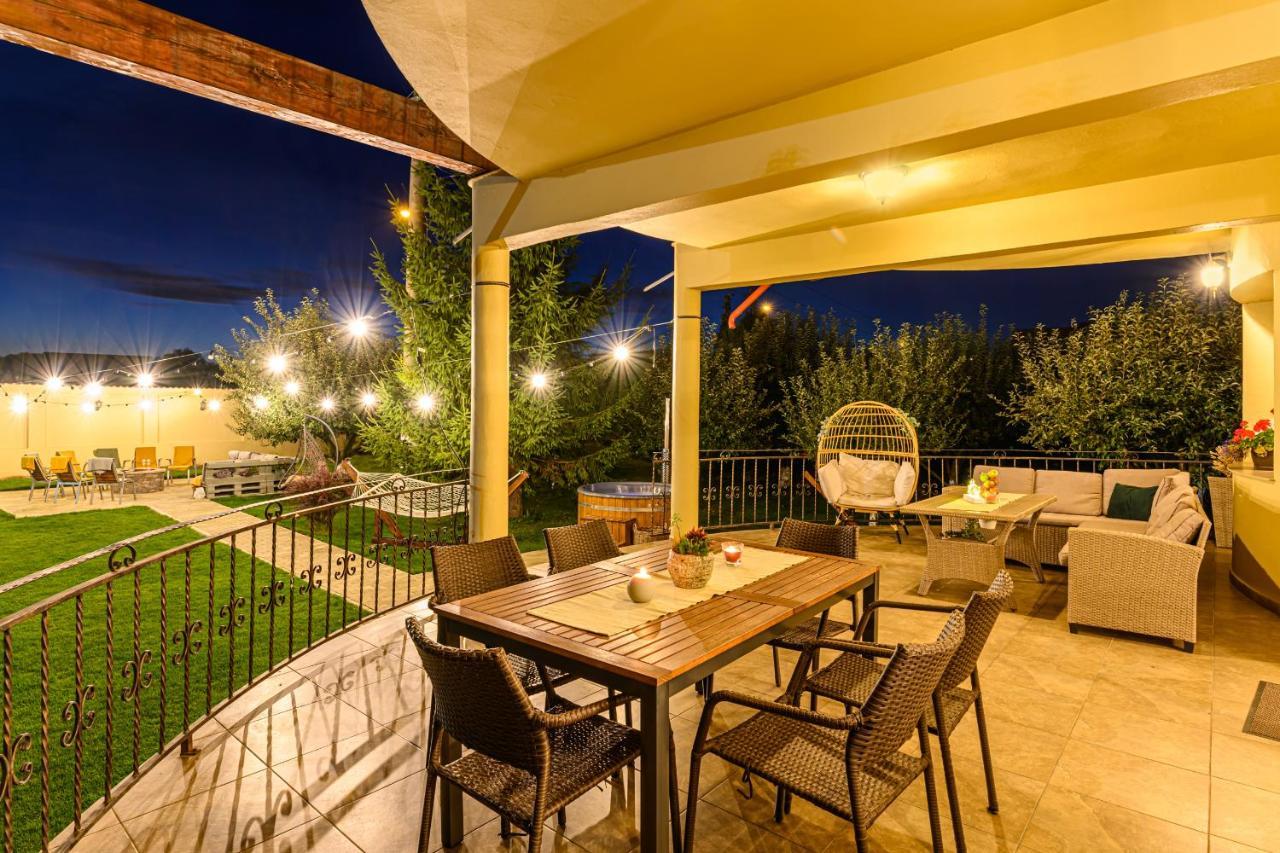 Orchard Villa Brasov Bagian luar foto