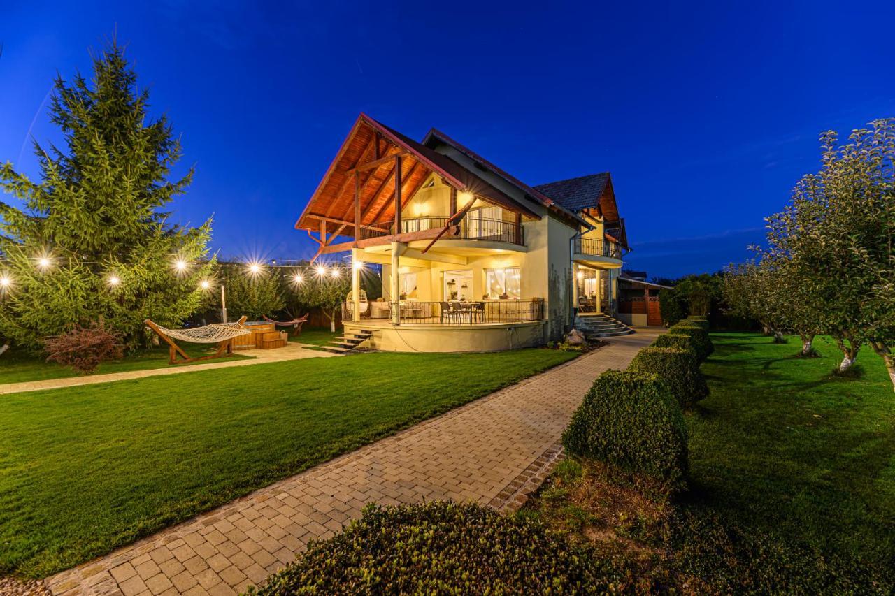 Orchard Villa Brasov Bagian luar foto